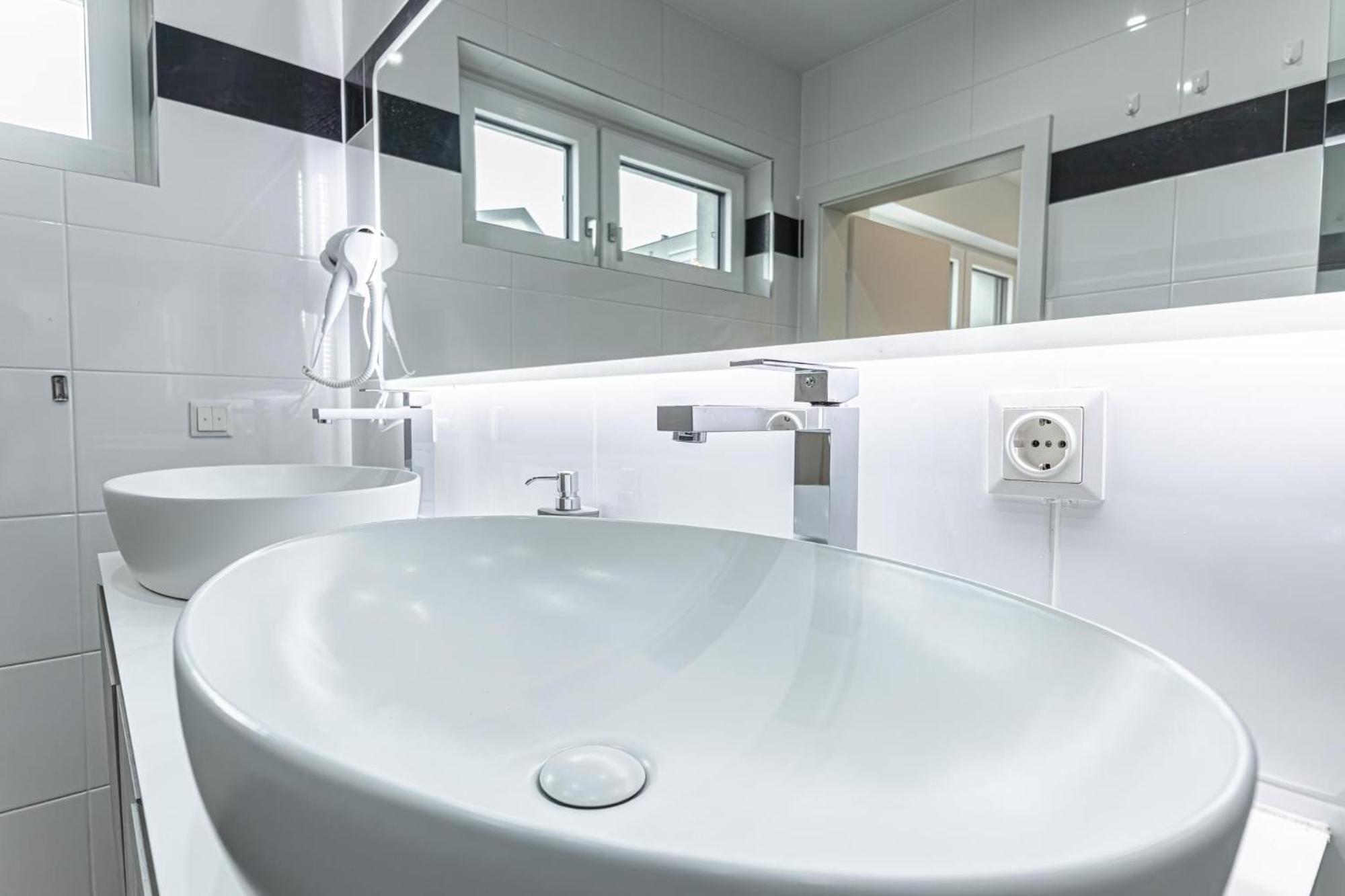 Luxury 6br-4ba With Private Pool & Sauna - Pets Allowed * Vienne