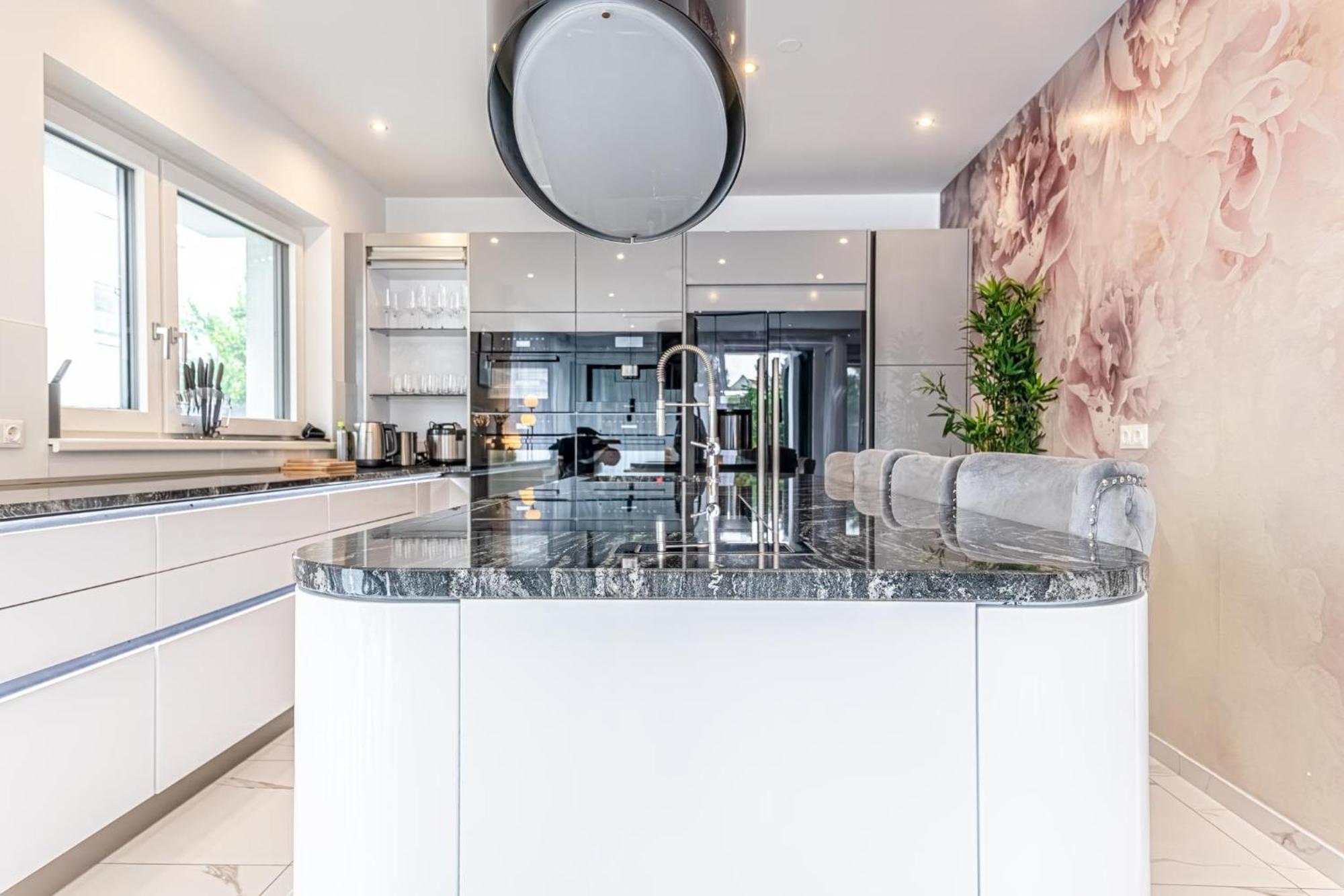 Luxury 6br-4ba With Private Pool & Sauna - Pets Allowed * Vienne